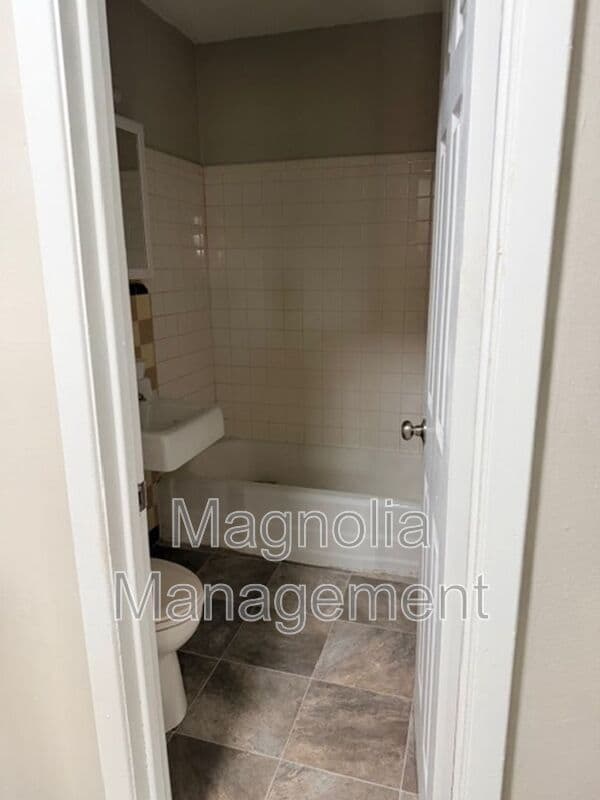 Building Photo - 226 Oak St