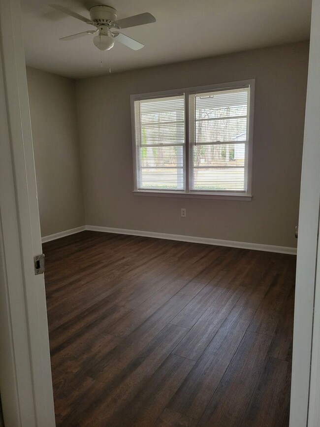 Building Photo - Newly renovated 2 bedroom 1 bath duplex!