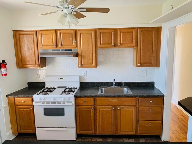 Building Photo - 27 W 1ST St