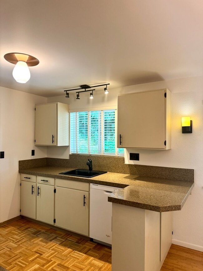 Building Photo - Winslow mid-century rambler....refreshed and ready to call home