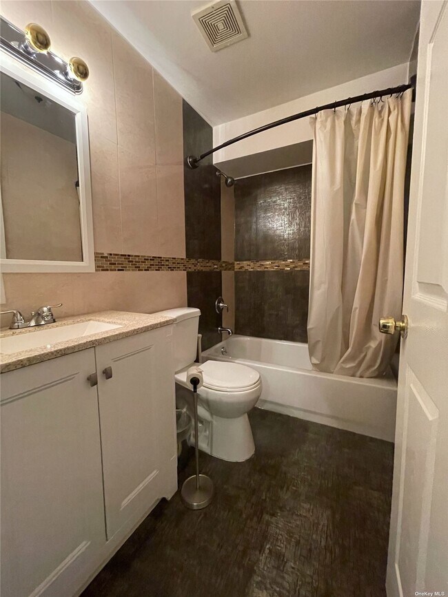 Building Photo - 90-17 Holland Ave