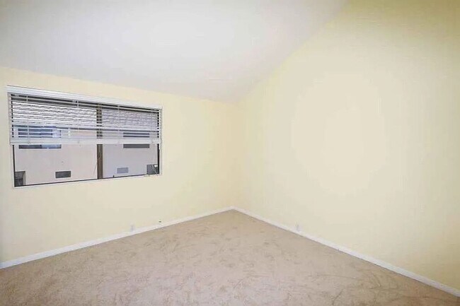 Building Photo - Spacious 2 Bedroom 2-1/2 Bathroom Townhome with 2-car garage in La Jolla near UCSD