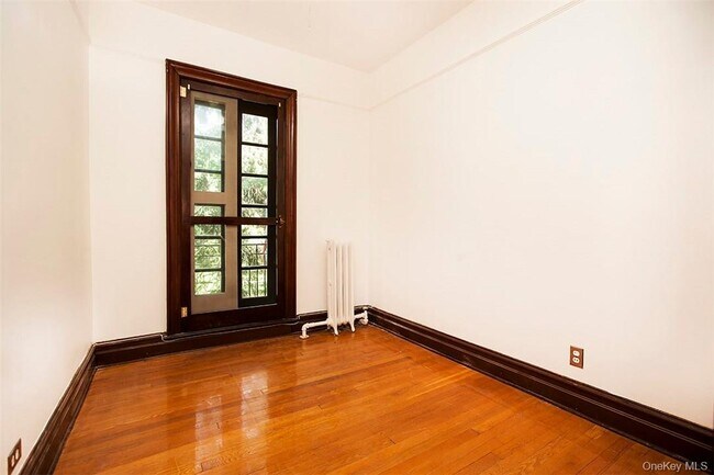 Building Photo - 568 W 261st St