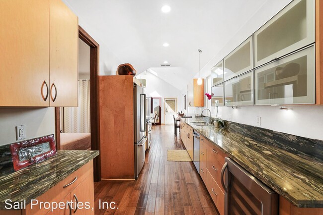 Building Photo - 2 br, 1 bath House - 614 10th St - 614 10t...