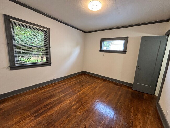 Building Photo - Newly updated 4 bedroom house in Laurelhurst neighborhood!