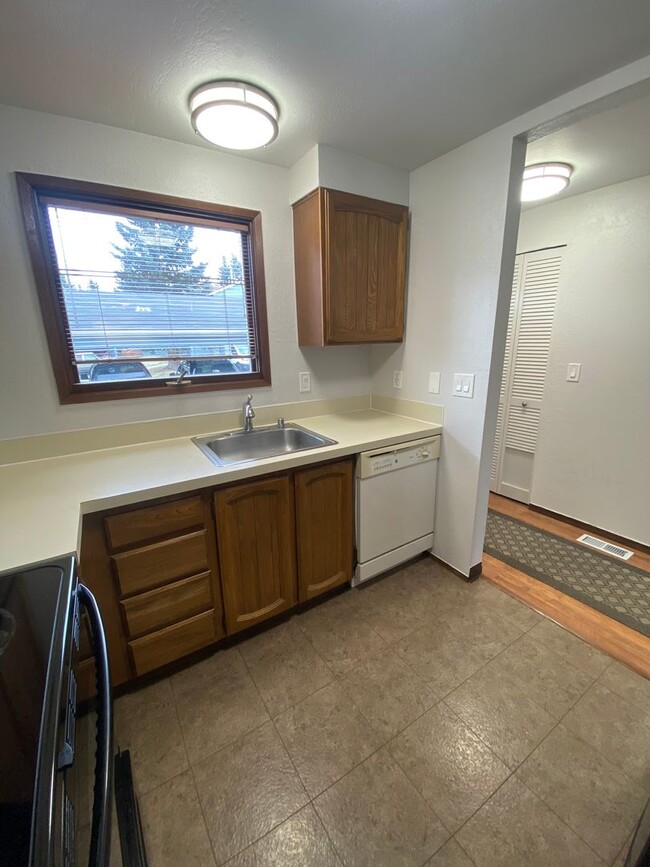 Building Photo - Well maintained (1) bedroom, (1) bathroom ...