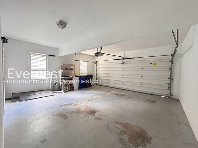 Building Photo - 5 Bed/3.5 Bath Home with Garage /Available Now!