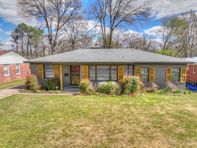 Building Photo - Colonial Acres East Memphis cutie! 3 bedrooms and tons of updates! Appliances included.