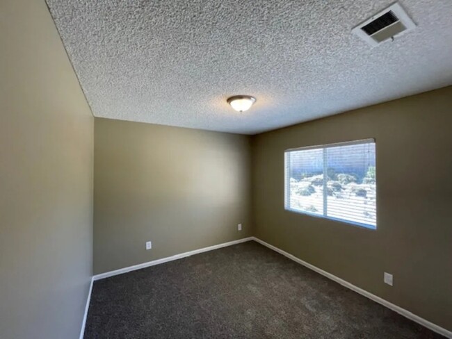 Building Photo - 3590 N Amberwood Ave