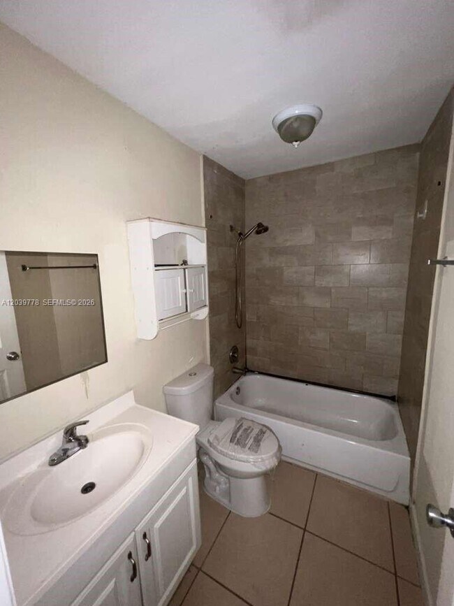 Building Photo - 4625 NW 9th Dr