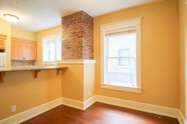 Building Photo - Fantastic 1-Bed w/ Hardwoods, DW, and SO M...