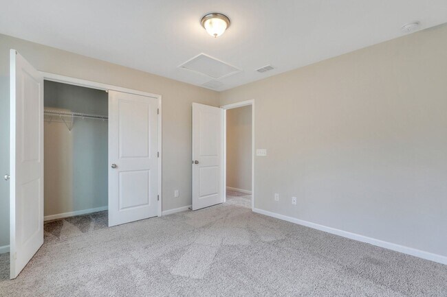 Building Photo - 4 Bed/2.5 Bath in The Commons