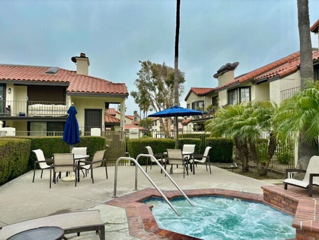 Building Photo - 2226 Martinique Ln