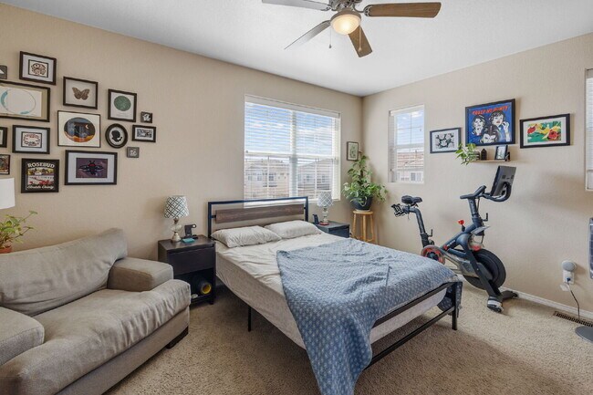 Building Photo - This 3 bed 2.5 bath townhome offers a perf...