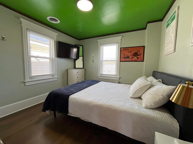 Building Photo - 105 N Windsor Ave