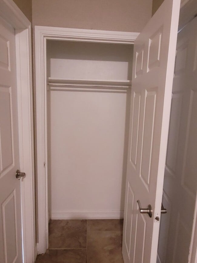 Building Photo - 3 bed 2 bath with large backyard!