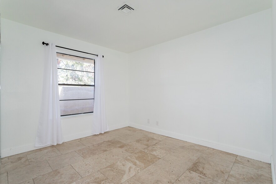 Bedroom 3 Unfurnished - 3112 La Mesa Dr