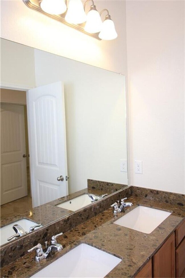 Building Photo - Beautiful one story brick home!