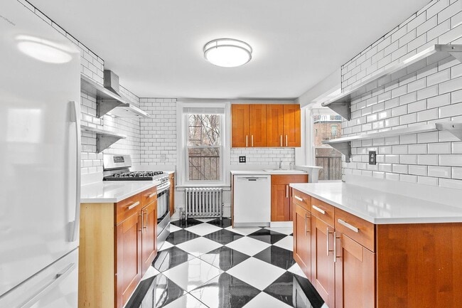 Building Photo - 34 Erie St