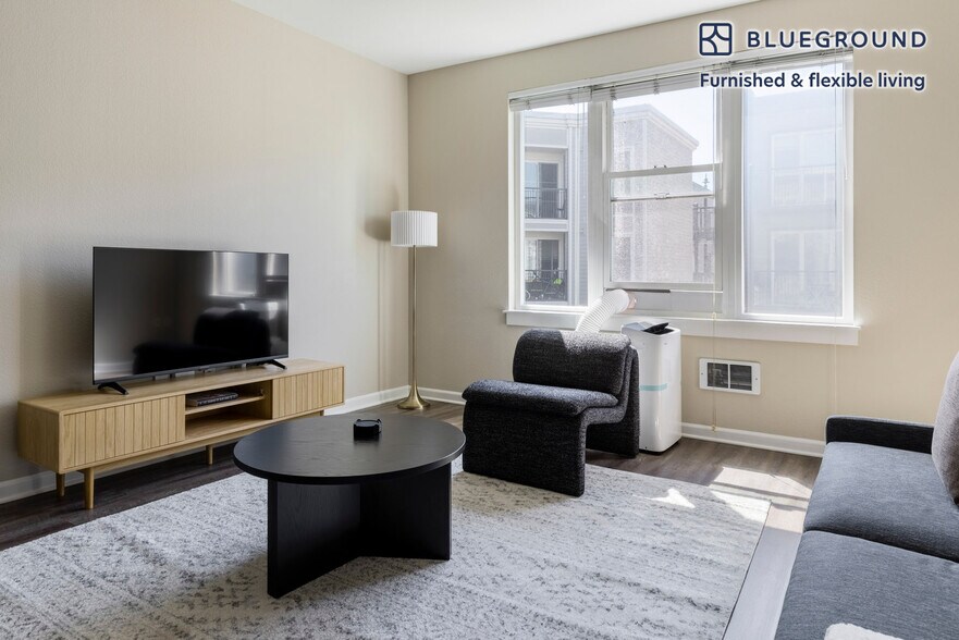 Building Photo - 5684 Bay St