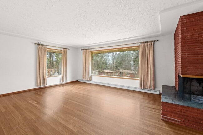 Building Photo - 5 Bed 2 Bath Spacious 3200 sq/ft Lower South Hill brick rancher property