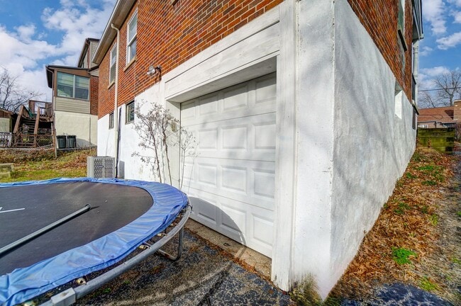 Building Photo - 2 Bedroom, 1 Bathroom with Large Backyard!