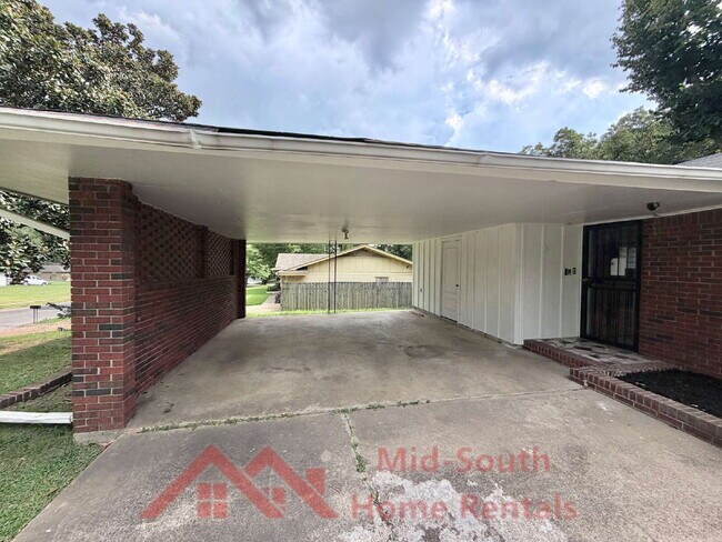 Building Photo - 3831 Hermitage Dr