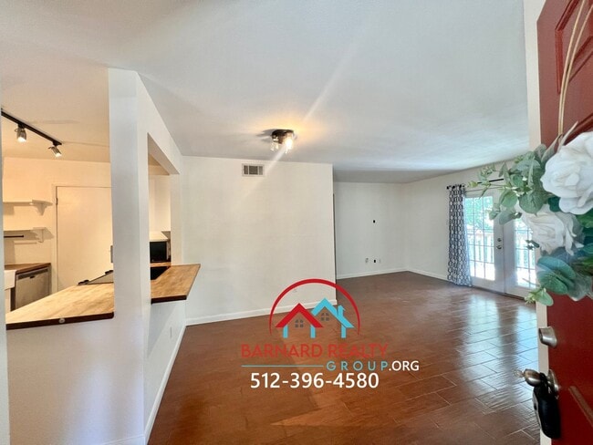 Building Photo - 402 N Fredericksburg St