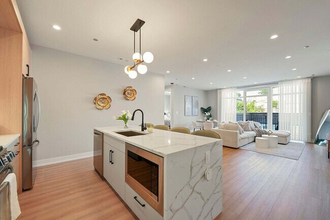 Building Photo - 2344 W Polk St