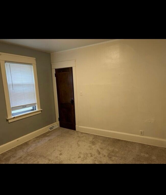 Building Photo - 904 Hayes Ave