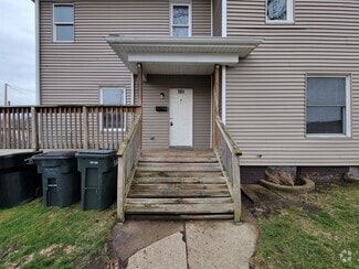 Building Photo - 3 bed, 2 bath. Close to ND