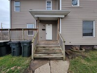 Building Photo - 3 bed, 2 bath. Close to ND