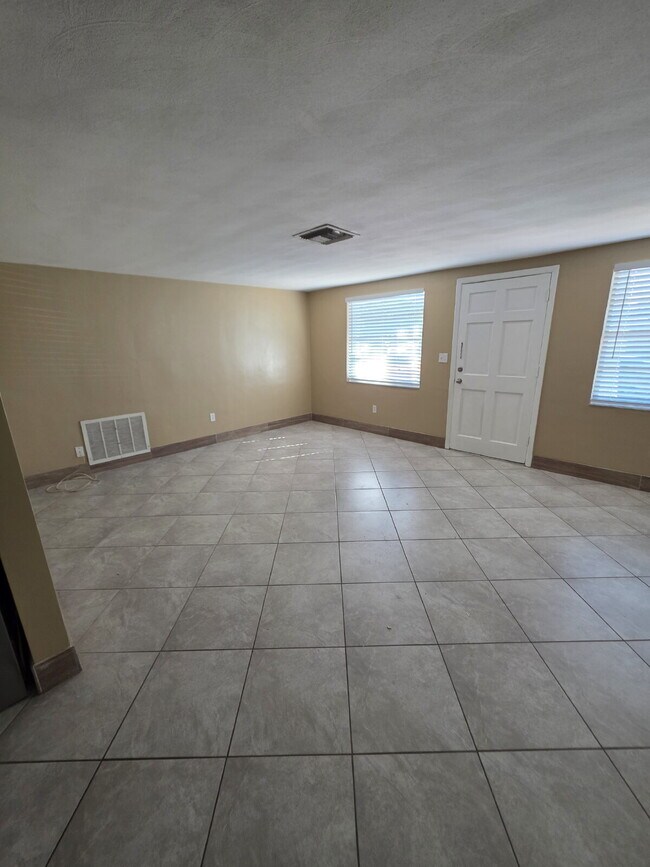 Building Photo - REMODELED 3 BEDROOM 2 FULL BATHS WITH FENCED IN YARD.
