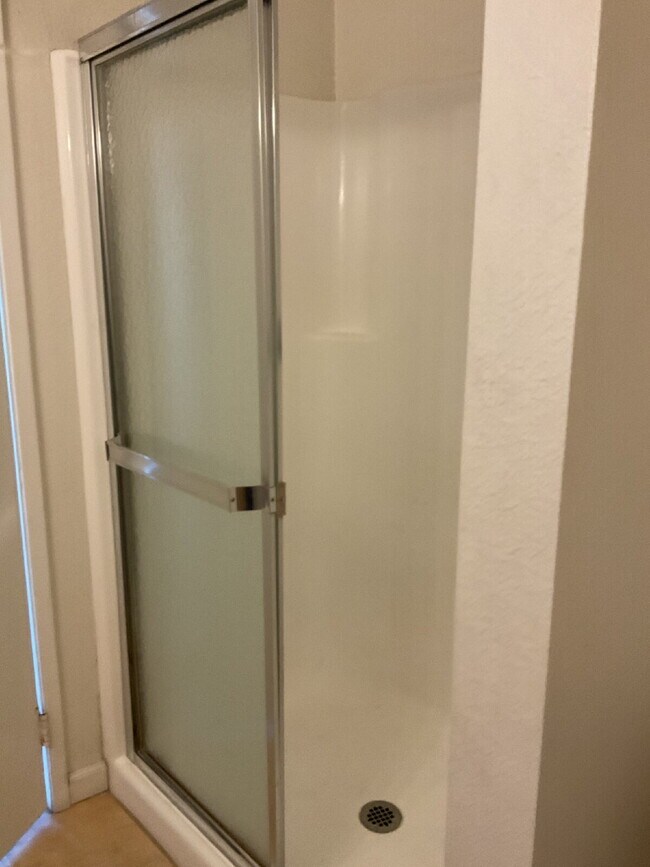 Building Photo - "Discover Coastal Living: Spacious 3-Bed, 2-Bath Townhouse