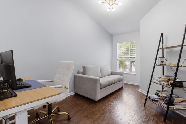 Building Photo - 9902 Lago Dr