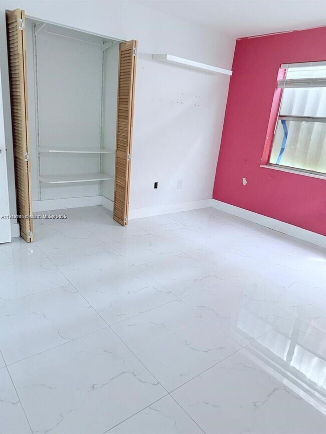 Building Photo - 1401 NE 191st St