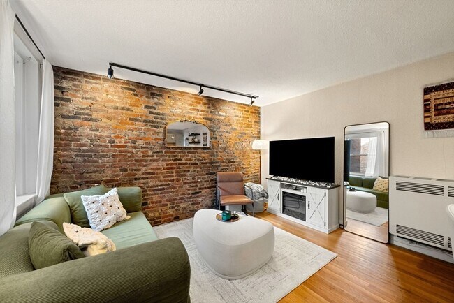 Building Photo - 10 Henchman St