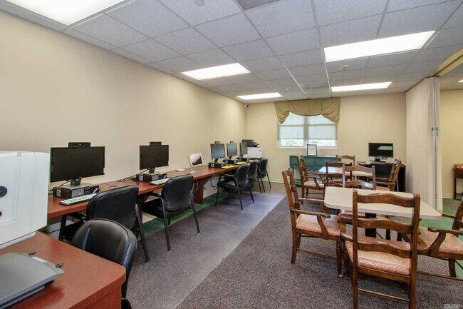 Building Photo - 565 Albany Ave