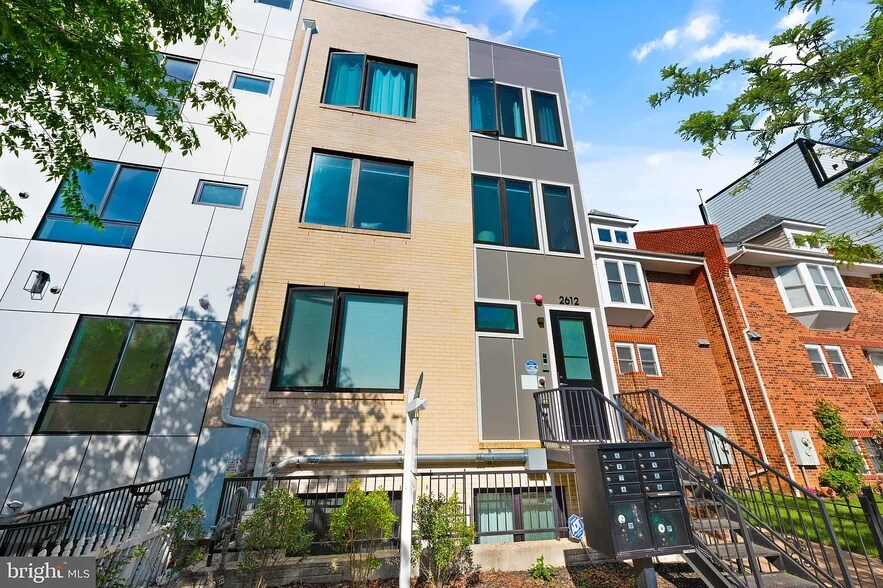 Building Photo - 2612 University Pl NW