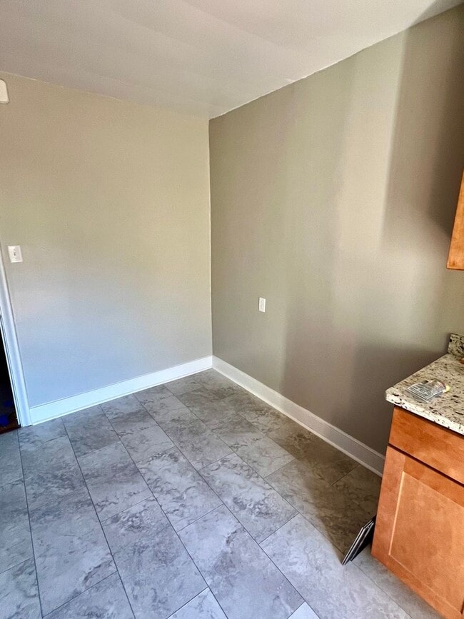 Building Photo - Huge 1 Bedroom Apartment, in the Near west End with an extra den space!