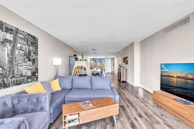 Building Photo - 3375 N Country Club Dr