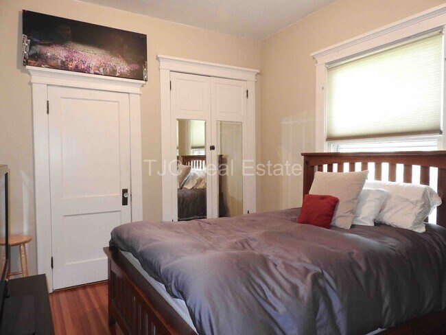 Building Photo - 2322 Cherry St