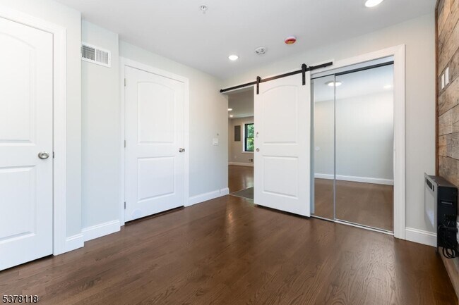 Building Photo - 535 St James Ave