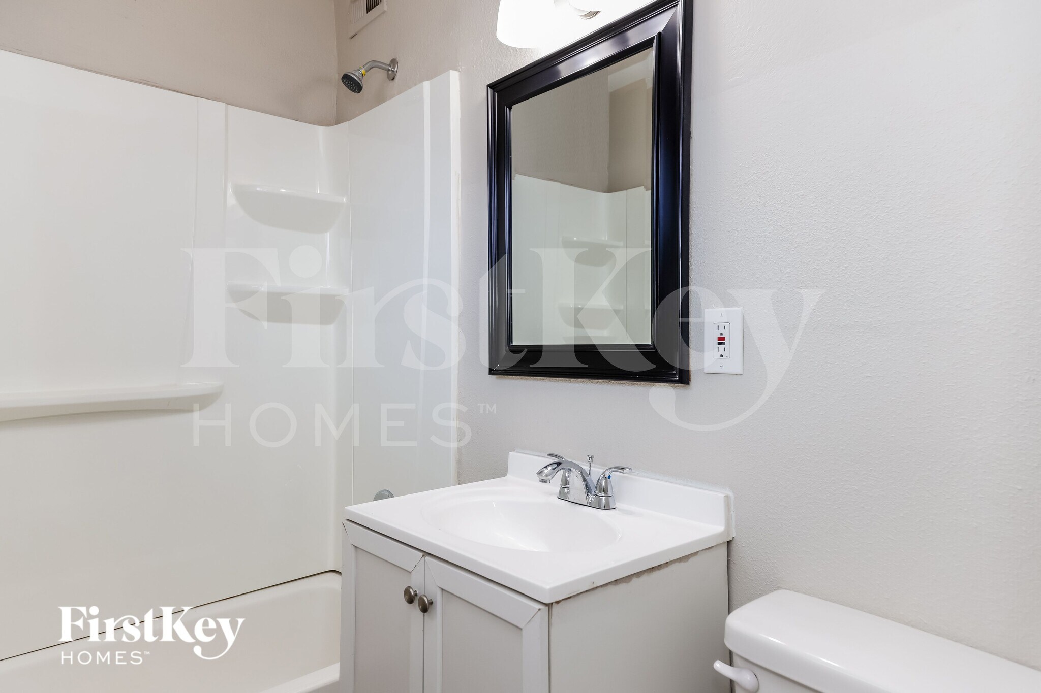 Building Photo - 5265 Saratoga Dr