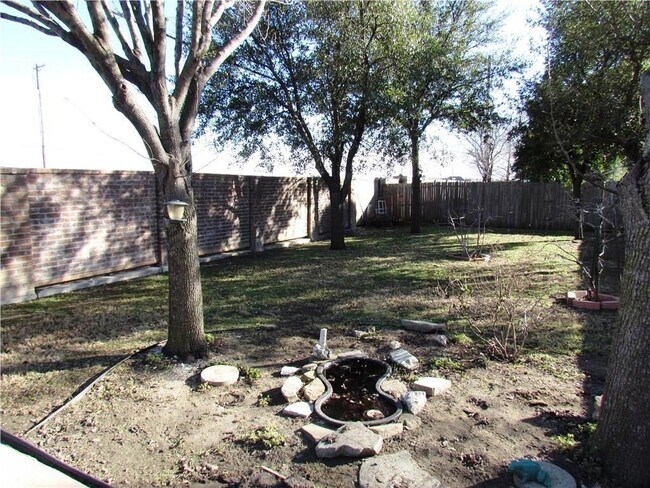 Building Photo - 1814 Roundrock