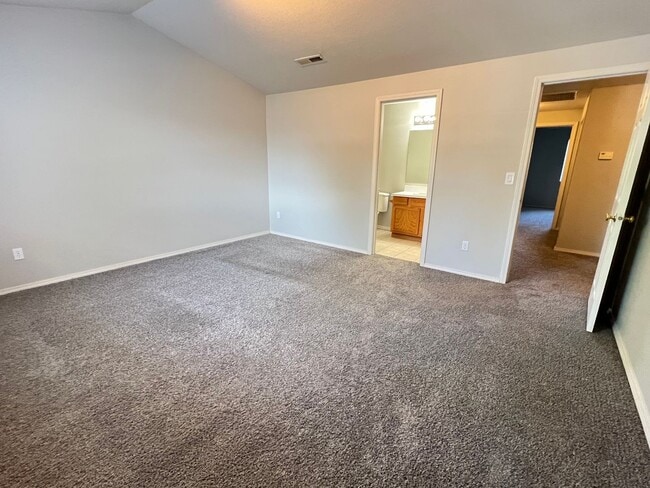 Building Photo - 5546 NE 89th Ave