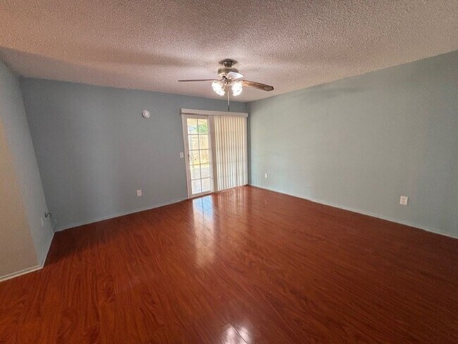 Building Photo - Clean 3 Bedroom / 2 Bathroom Home near Pac...