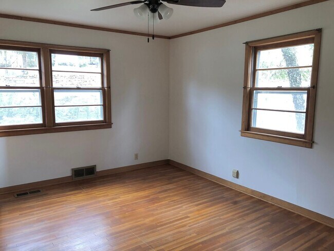 Building Photo - 3 bedroom, 2 Bath House Near University of...