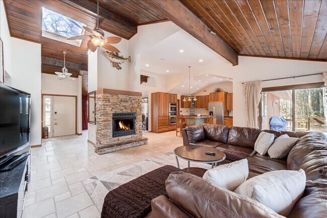 Building Photo - 441 Burlingham Rd