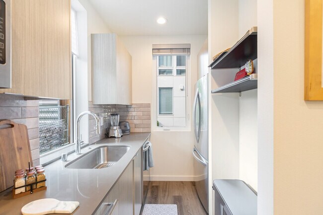 Building Photo - 9413A Roosevelt Way NE